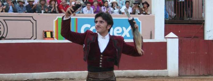 Diego Ventura con los máximos trofeos logrados en su segundo. (FOTO: Arturo Galván)