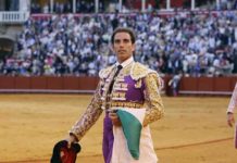 De la media verónica al natural Salvador Cortés en la vuelta al ruedo. (FOTO: Javier Martínez)