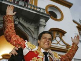 El Juli sale a hombros esta tarde por la Puerta del Príncipe. (FOTO: Arjona/lamaestranza.es)