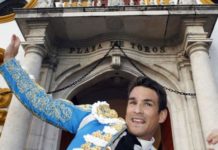 Antología de Manzanares, que hace historia Manzanares sale por la Puerta del Príncipe tras indultar un toro de Cuvillo. (FOTO: Arjona/lamaestranza.es)