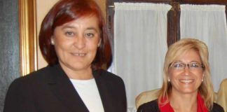 La presidenta Anabel Moreno, a la derecha, junto a la polémica delegada de la Junta de Andalucía, Carmen Tovar.