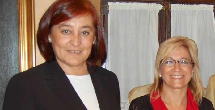 La presidenta Anabel Moreno, e primer término, junto a la delegada Carmen Tovar, quien la nombra. Ninguna de las dos aceptan someterse a una entrevista de SEVILLA TAURINA.