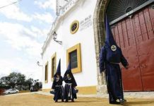 Baratillo torero Nazarenos del Baratillo pasan por la Maestranza hacia la capilla de la Hermandad.