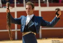 Un torero ‘cortés’ Salvador Cortés, con los máximos trofeos del tercero. (FOTO: Paco Díaz / toroimagen.com)