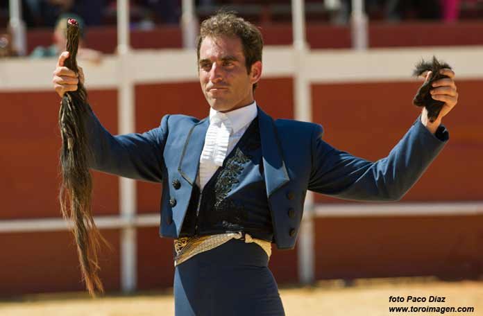 Salvador Cortés, con los máximos trofeos del tercero. (FOTO: Paco Díaz / toroimagen.com)