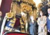 Curro Romero y su mujer, Carmen Tello, entregan el vestido a la Hermandad de la Carretería de Sevilla. (FOTO: Francisco Santiago / Arte Sacro)