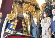 Un ‘vestío’ con enorme carga sentimental Curro Romero y su mujer, Carmen Tello, entregan el vestido a la Hermandad de la Carretería de Sevilla. (FOTO: Francisco Santiago / Arte Sacro)