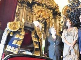 Curro Romero y su mujer, Carmen Tello, entregan el vestido a la Hermandad de la Carretería de Sevilla. (FOTO: Francisco Santiago / Arte Sacro)