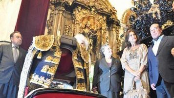 Curro Romero y su mujer, Carmen Tello, entregan el vestido a la Hermandad de la Carretería de Sevilla. (FOTO: Francisco Santiago / Arte Sacro)