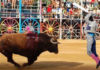 Par de banderillas en la pintoresca plaza de La Algaba. (FOTO: Sevilla Taurina)