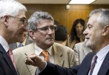 El viceconsejero de Gobernación, Gómez Periñán, también dimite El presidente de la Junta, José Antonio Griñán, junto a los dimitidos vicenconsejero Gómez Periñán (izquierda) y consejero Luis Pizarro (centro).