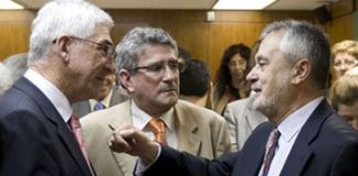 El presidente de la Junta, José Antonio Griñán, junto a los dimitidos vicenconsejero Gómez Periñán (izquierda) y consejero Luis Pizarro (centro).