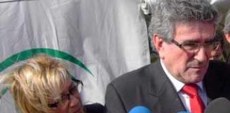 El dimitido consejero Luis Pizarro, y tras él, la delegada de la Junta, Carmen Tovar.