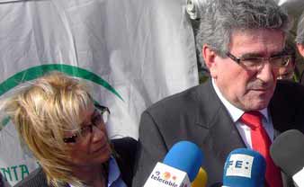 El dimitido consejero Luis Pizarro, y tras él, la delegada de la Junta, Carmen Tovar.