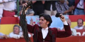 Diego Ventura, con los máximos trofeos hoy en Almendralejo. (FOTO: Gallardo / badajoztaurina.com)