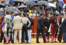 Suspendida la corrida de rejones Los rejoneadores y el presidente inspeccionan el ruedo. (FOTOS: Arjona/lamaestranza.es)