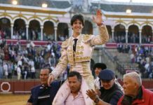 Esaú Fernández sabe hacer el toreo Esaú Fernández salió a hombros tras cortar una oreja a cada uno de sus toros. (FOTO: Arjona/lamaestranza.es)