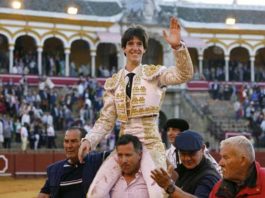 Esaú Fernández salió a hombros tras cortar una oreja a cada uno de sus toros. (FOTO: Arjona/lamaestranza.es)
