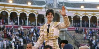 Esaú Fernández salió a hombros tras cortar una oreja a cada uno de sus toros. (FOTO: Arjona/lamaestranza.es)