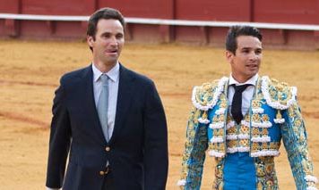 Álvaro Núñez junto a Manzanares en la vuelta al ruedo tras el indulto. (FOTO: Paco Díaz/toroimagen.com)