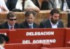 El Jefe del Servicio de Espectáculos Públicos de la Junta, José Antonio Delgado, con gafas de sol, en el burladero de la Junta de Andalucía durante la pasada Feria de Abril. (FOTO: Javier Martínez)