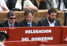 El ridículo de la Junta de Andalucía El Jefe del Servicio de Espectáculos Públicos de la Junta, José Antonio Delgado, con gafas de sol, en el burladero de la Junta de Andalucía durante la pasada Feria de Abril. (FOTO: Javier Martínez)