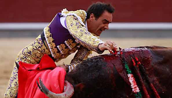 El Cid, entrando a matar esta tarde en Madrid. (FOTO: Juan Pelegrín/las-ventas.com)