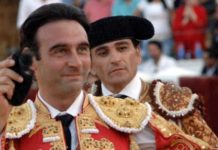 Ponce, Hermoso de Mendoza y el banderillero José Chacón, premiados en Osuna Enrique Ponce, con las dos orejas de su segundo toro ganadas en Osuna el pasado sábado. (FOTO: Eduardo Porcuna)