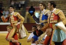 Triunfo para todos Talavante, Castella y Ponce, en la salida a hombros en Osuna. (FOTO: Eduardo Porcuna)