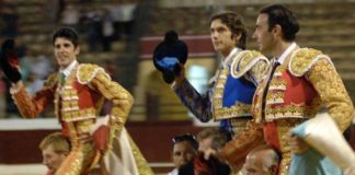 Talavante, Castella y Ponce, en la salida a hombros en Osuna. (FOTO: Eduardo Porcuna)