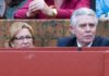 La polémica delegada de la Junta de Andalucía en Sevilla, Carmen Tovar, y el nuevo consejero de Gobernación, Francisco Menacho, en el controvertido burladero de la Junta en la pasada Feria de Abril. (FOTO: Paco Díaz/toroimagen.com)