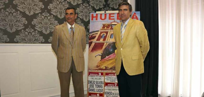 Los empresarios de Huelva, Carlos Pereda y Óscar Polo, hoy en el Hotel Colón de Sevilla. (FOTO: Eduardo López)