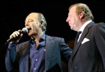 ¿Por qué no un cantante por la Puerta del Príncipe? José Manuel Soto, junto con César Cadaval (Morancos) durante el concierto de la Maestranza, (FOTO: Javier Martínez).