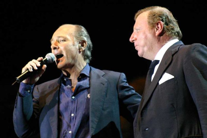 José Manuel Soto, junto con César Cadaval (Morancos) durante el concierto de la Maestranza, (FOTO: Javier Martínez).