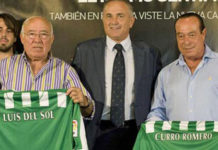 Curro Romero apadrina la nueva camiseta del Betis