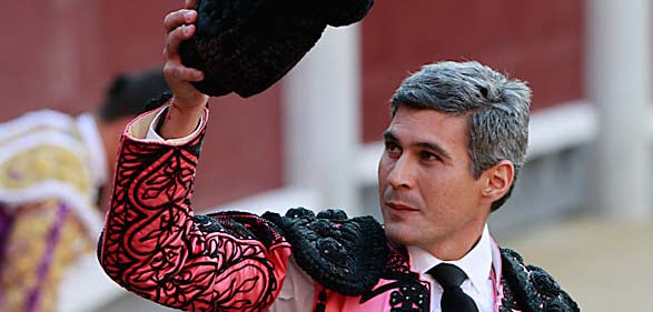 Curro Javier, saludando en la plaza de Madrid. (FOTO: las-ventas.com)