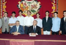 Cambios en la organización de las novilladas de promoción en la Maestranza Los empresarios de la Maestranza y varios de los noveles participantes. (FOTO: lamaestranza.com)