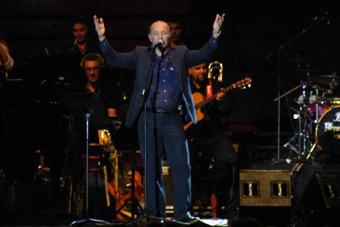 Con un potente 'Gracias, Sevilla' abrió José Manuel Soto el concierto. (FOTO: Javier Martínez)