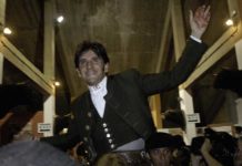 Destacan El Cid, Cortés y Ventura Diego Ventura saliendo a hombros en la nocturna de Algeciras. (FOTO: Carlos Núñez)