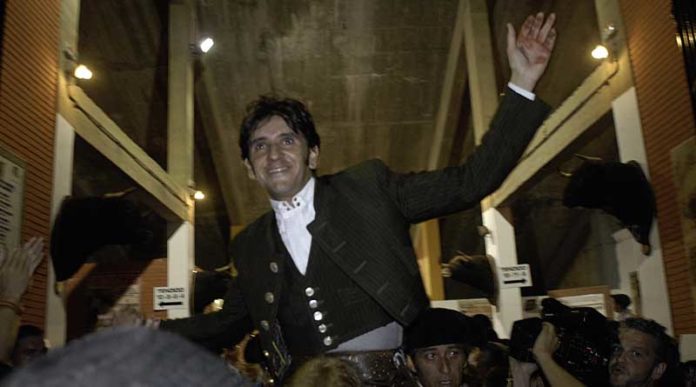 Diego Ventura saliendo a hombros en la nocturna de Algeciras. (FOTO: Carlos Núñez)