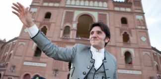 Diego Ventura saliendo a hombros esta tarde en Madrid. (FOTO: las-ventas.com)