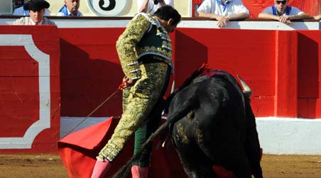 Un muletazo de El Cid esta tarde en Santander. (FOTO: mundotoro.com)