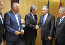 Javier Benjumea, teniente de hermano mayor de la Maestranza, saluda al consejero de Gobernación, Francisco Menacho.