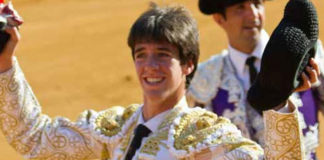 Esaú Fernández entra en Málaga tras su triunfo en su alternativa en la Feria de Abril. (FOTO: Paco Díaz/toroimagen.com)