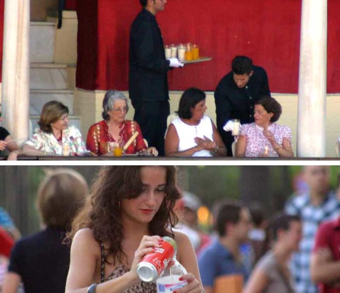 Arriba, camareros privados sirviendo bebidas a los maestrantes en vasos de cristal. Abajo, la seguridad de la plaza obliga a una joven a volcar el contenido de las latas a botellas de plástico y sin tapón para poder acceder a la plaza. (FOTOS: Javier Martínez)