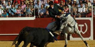 Diego Ventura encelando a su astado esta tarde en Almonte. (FOTO: Toromedia)