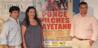 Los nuevos empresarios de Utrera y la delegada de Fiestas, junto al cartel. (FOTO: Matito)