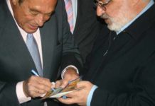 Atraco con foto Curro firma un autógrafo sobre una entrada de una tarde histórica suya. (FOTO: Javier Martínez)