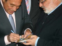 Curro firma un autógrafo sobre una entrada de una tarde histórica suya. (FOTO: Javier Martínez)