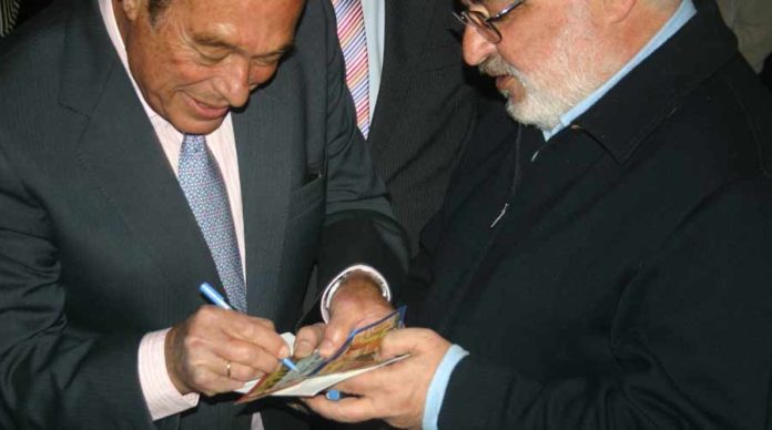 Curro firma un autógrafo sobre una entrada de una tarde histórica suya. (FOTO: Javier Martínez)